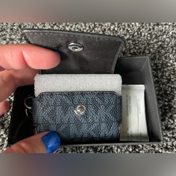 Michael Kors airpod pro case, NEW - Picture 3 of 6